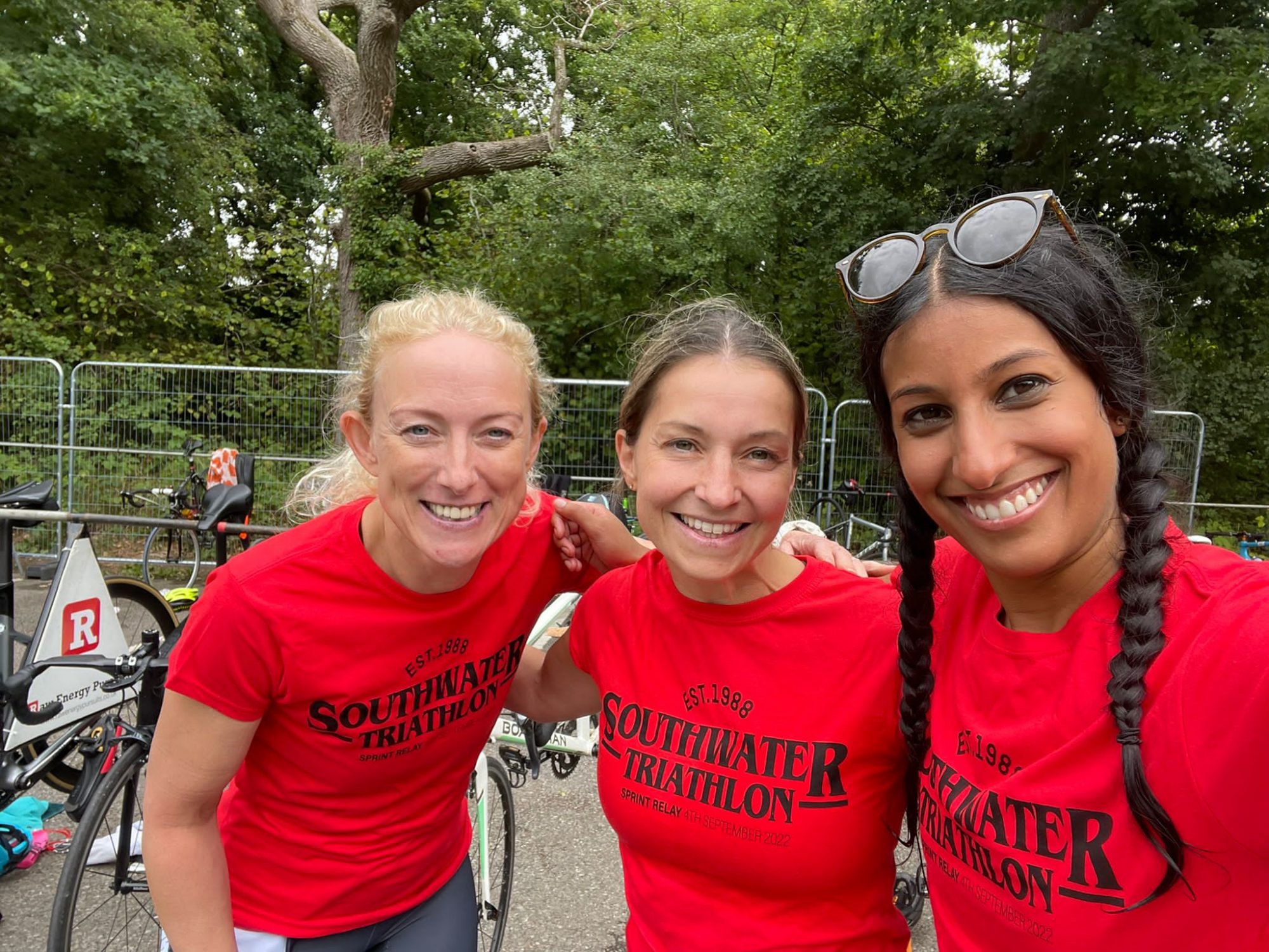 3 Swim 1st female triathletes in red tops